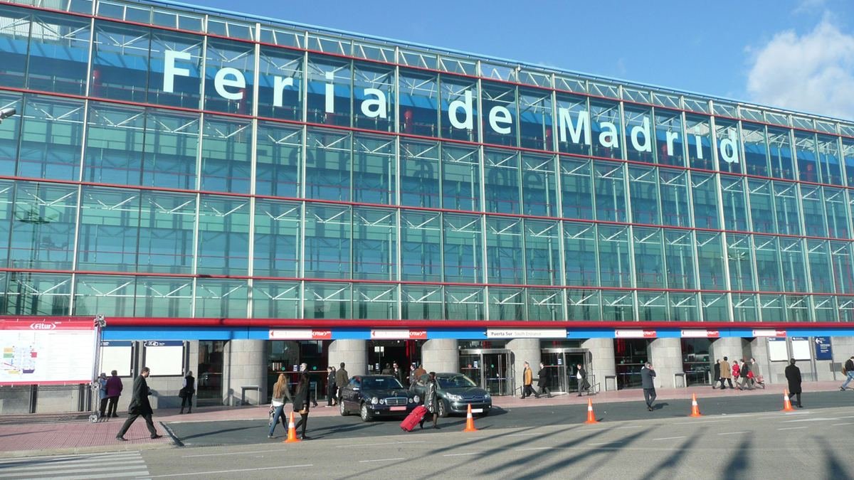 Fachada del recinto ferial de IFEMA MADRID con el rótulo Feria de Madrid
