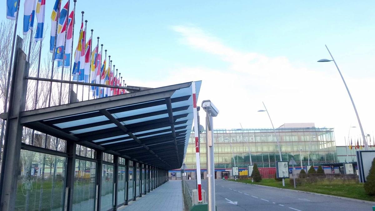Acceso al recinto ferial de IFEMA MADRID con la marquesina y las banderas de la entrada